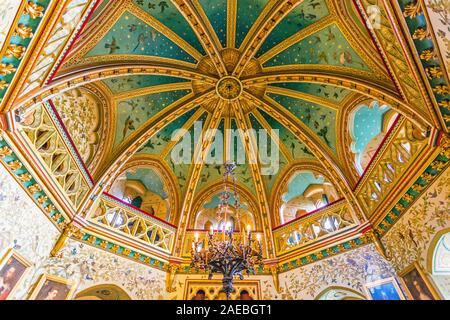 Die prächtigen und farbenfrohen achteckigen Decke im Salon Castell Coch, Tongwynlais, Cardiff, Wales, Großbritannien Stockfoto