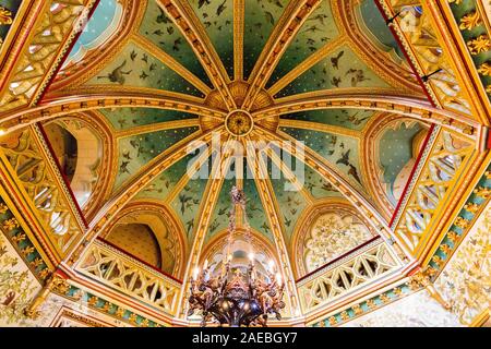 Die prächtigen und farbenfrohen achteckigen Decke im Salon Castell Coch, Tongwynlais, Cardiff, Wales, Großbritannien Stockfoto