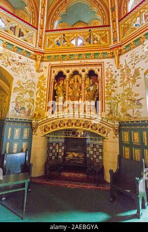 Die reich verzierten und farbenprächtigen Wanddekorationen im achteckigen Salon Castell Coch, Tongwynlais, Cardiff, Wales, Großbritannien Stockfoto