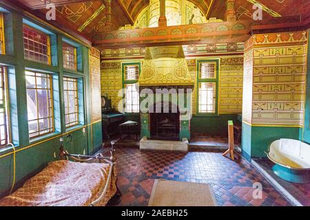 Die reich verzierten und farbenprächtigen Wanddekorationen in Lord Bute Schlafzimmer im Castell Coch, Tongwynlais, Cardiff, Wales, Großbritannien Stockfoto