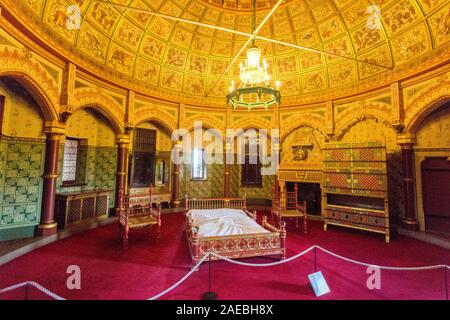 Die reich verzierten und farbenprächtigen Wand- und Deckengestaltung im Lady's Bute Schlafzimmer im Castell Coch, Tongwynlais, Cardiff, Wales, Großbritannien Stockfoto