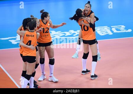 Shaoxing, China. 8 Dez, 2019. Spieler von Eczaclbasl Vitra Istanbul Feiern während des Finales zwischen Imoco Volley Conegliano von Italien und Eczaclbasl Vitra Istanbul von der Türkei 2019 die FIVB Frauen Club Weltmeisterschaft in Shaoxing, East China, am 8. Dezember, 2019. Credit: Huang Zongzhi/Xinhua/Alamy leben Nachrichten Stockfoto