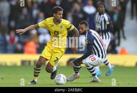 Die Swansea City Kyle Naughton (links) und West Bromwich Albion Matt Phillips Kampf um den Ball in den Himmel Wette Championship Match in West Bromwich, West Bromwich. Stockfoto