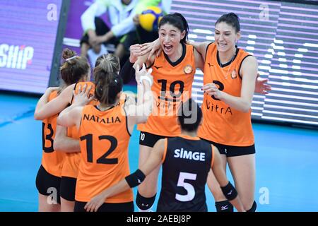 Shaoxing, China. 8 Dez, 2019. Spieler von Eczaclbasl Vitra Istanbul Feiern während des Finales zwischen Imoco Volley Conegliano von Italien und Eczaclbasl Vitra Istanbul von der Türkei 2019 die FIVB Frauen Club Weltmeisterschaft in Shaoxing, East China, am 8. Dezember, 2019. Credit: Huang Zongzhi/Xinhua/Alamy leben Nachrichten Stockfoto