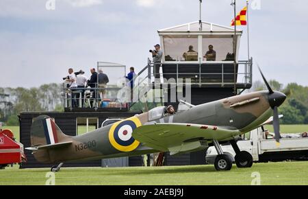 Supermarine Spitfire N3200 Ankunft in Old Warden Flugplatz Stockfoto