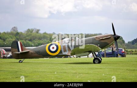 Supermarine Spitfire N3200 Ankunft in Old Warden Flugplatz Stockfoto