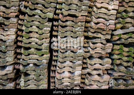 Dachziegel arrangiert auf einer Wand, ländliche Szene, Muster Stockfoto