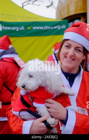 Harbourside, Bristol, UK, 8. Dezember 2019. Weihnachtsmänner laufen rund um den Hafen von Bristol für die Wohltätigkeitsorganisation Children's Hospice South West. Jeder Teilnehmer Geld für die Nächstenliebe, ob Sie Laufen, Joggen oder Gehen, die weniger aktiv helfen, indem Sie die Ausgaben im festlichen Dorf auf saisonale Gerichte. Die Nächstenliebe betreibt drei Hospize im Südwesten. Credit: Herr Standfast/Alamy leben Nachrichten Stockfoto