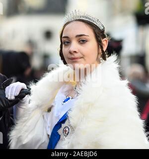 Rochester, Großbritannien. Vom 8. Dezember 2019. Ein Teilnehmer gekleidet als Queen Victoria an den jährlichen Dickensian Christmas Festival in Rochester. Das Kent Town ist ein Viktorianisches makeover das Leben der Schriftsteller Charles Dickens (wer viel von seinem Leben dort zu feiern), mit Viktorianischen themed Straßentheater, Kostümierte Paraden und ein Weihnachtsmarkt. Credit: Stephen Chung/Alamy leben Nachrichten Stockfoto