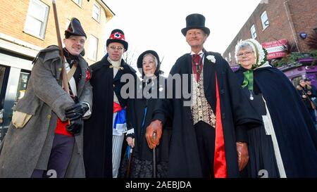 Rochester, Großbritannien. Vom 8. Dezember 2019. Die Teilnehmer nehmen an den jährlichen Dickensian Christmas Festival in Rochester. Das Kent Town ist ein Viktorianisches makeover das Leben der Schriftsteller Charles Dickens (wer viel von seinem Leben dort zu feiern), mit Viktorianischen themed Straßentheater, Kostümierte Paraden und ein Weihnachtsmarkt. Credit: Stephen Chung/Alamy leben Nachrichten Stockfoto