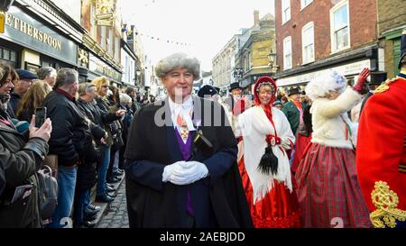 Rochester, Großbritannien. Vom 8. Dezember 2019. Die Teilnehmer nehmen an den jährlichen Dickensian Christmas Festival in Rochester. Das Kent Town ist ein Viktorianisches makeover das Leben der Schriftsteller Charles Dickens (wer viel von seinem Leben dort zu feiern), mit Viktorianischen themed Straßentheater, Kostümierte Paraden und ein Weihnachtsmarkt. Credit: Stephen Chung/Alamy leben Nachrichten Stockfoto