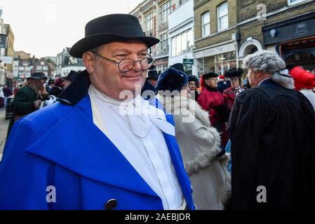 Rochester, Großbritannien. Vom 8. Dezember 2019. Die Teilnehmer nehmen an den jährlichen Dickensian Christmas Festival in Rochester. Das Kent Town ist ein Viktorianisches makeover das Leben der Schriftsteller Charles Dickens (wer viel von seinem Leben dort zu feiern), mit Viktorianischen themed Straßentheater, Kostümierte Paraden und ein Weihnachtsmarkt. Credit: Stephen Chung/Alamy leben Nachrichten Stockfoto