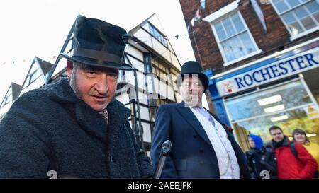 Rochester, Großbritannien. Vom 8. Dezember 2019. Ein Teilnehmer (L) gekleidet, wie Bill Sykes von 'Oliver Twist' an den jährlichen Dickensian Christmas Festival in Rochester. Das Kent Town ist ein Viktorianisches makeover das Leben der Schriftsteller Charles Dickens (wer viel von seinem Leben dort zu feiern), mit Viktorianischen themed Straßentheater, Kostümierte Paraden und ein Weihnachtsmarkt. Credit: Stephen Chung/Alamy leben Nachrichten Stockfoto