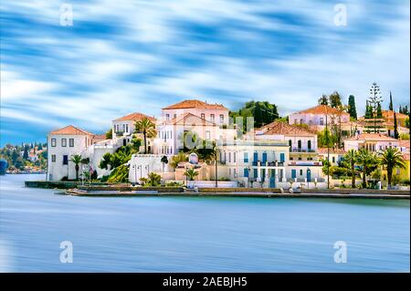 Gebäude der Insel Spetses am Saronischen Golf in der Nähe von Athen. Ideales Reiseziel für ruhige Ferien. Griechenland Stockfoto