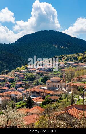 Blick auf das Bergdorf, Valtessiniko in Arcadia, Peloponnes, Griechenland. Stockfoto