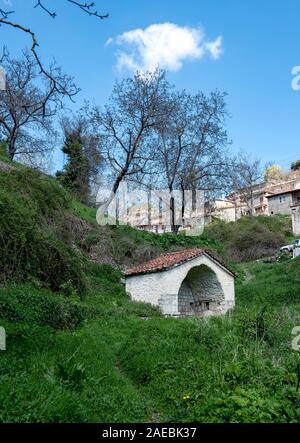 Gebäude im Freien und Blick auf Baltesiniko Dorf in Arcadia, Griechenland. Stockfoto