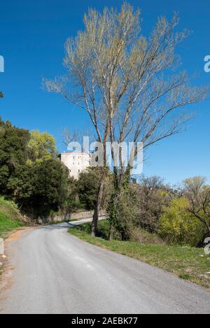 Landstraße zum Dorf Valtessiniko in Arcadia, Griechenland Stockfoto