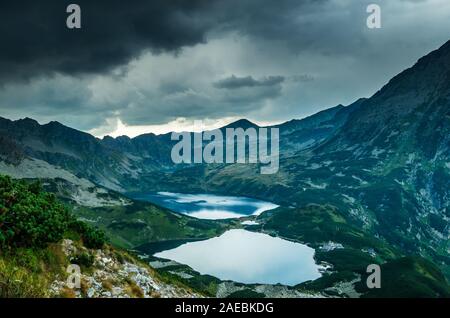 5 Seen Tal in Tatra, Polen. Landschaft mit Seen und Bergrücken in Polen Seite der Tatry massiv