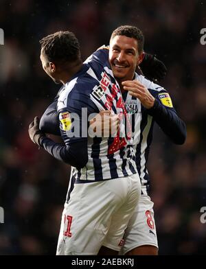 West Bromwich Albion Kyle Edwards feiert zählen seine Seiten fünftes Ziel des Spiels mit Teamkollegen während der Sky Bet Championship Match in West Bromwich, West Bromwich. Stockfoto