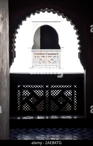 Beleuchtete Anzeige der Arabischen dekoriert Arch und Balkon auf den Innenhof innere Galerie von Cherratine Madrasa islamische Schule in Fez (Fès-Meknès, Marokko) Stockfoto