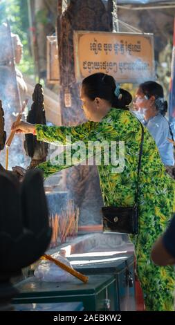 Frau warshiping am Tempel Angkor Wat in Kambodscha Stockfoto