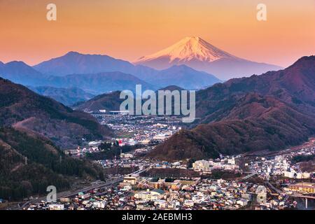 Otsuki, Japan Skyline mit Mt. Fuji an der Dämmerung. Stockfoto