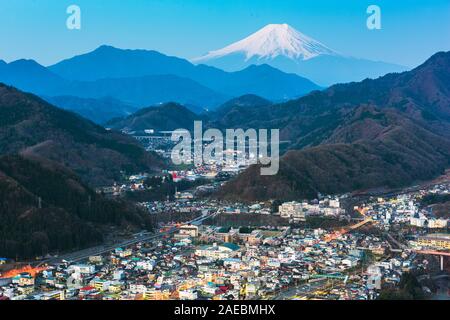 Otsuki, Japan Skyline mit Mt. Fuji an der Dämmerung. Stockfoto