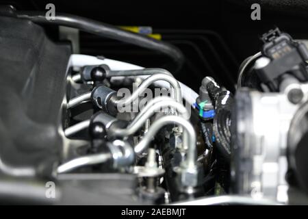 Der leistungsstarke Motor eines Autos. Das interne Design des Motors. Auto Motor teil. Modernes leistungsfähiges Auto Motor. Stockfoto