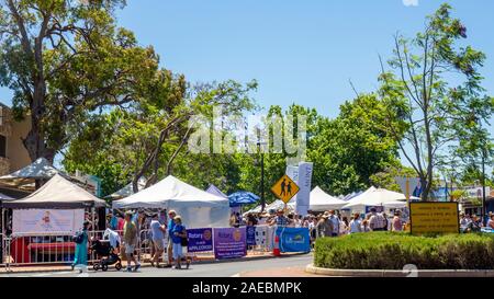 Jacaranda Baum in voller Blüte während des Rotary Jacaranda Festival 2019 in Thalwil Dorf Ardross Street Perth Western Australia. Stockfoto