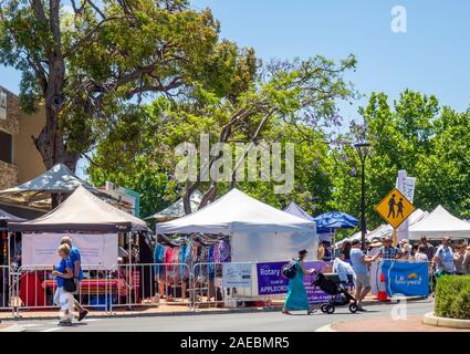 Jacaranda Baum in voller Blüte während des Rotary Jacaranda Festival 2019 in Thalwil Dorf Ardross Street Perth Western Australia. Stockfoto