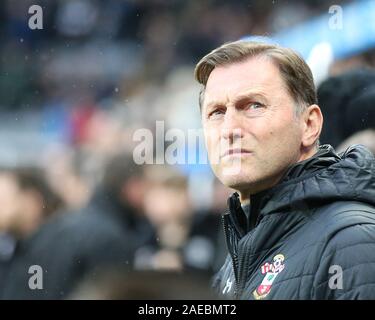 Newcastle upon Tyne, Großbritannien. 08 Dez, 2019. 8. Dezember 2019; St James Park, Newcastle, Tyne und Wear, England; Fußball der englischen Premier League, Newcastle United gegen Southampton; Ralph Hasenhuttl, Manager von Southampton - Streng redaktionelle Verwendung. Keine Verwendung mit nicht autorisierten Audio-, Video-, Daten-, Spielpläne, Verein/liga Logos oder "live" Dienstleistungen. On-line-in-Match mit 120 Bildern beschränkt, kein Video-Emulation. Keine Verwendung in Wetten, Spiele oder einzelne Verein/Liga/player Publikationen Quelle: Aktion Plus Sport Bilder/Alamy leben Nachrichten Stockfoto