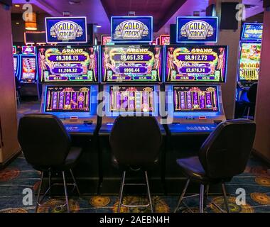 Aruba, 11/28/2019: leere Stühle vor Video Slot Maschinen warten auf ihre Gönner in Stelaris Casino, das ist ein Teil der Marriott Hotel. Stockfoto
