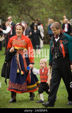 Oslo, Norwegen - 17. Mai 2010: Nationalfeiertag in Norwegen. Die Norweger an der traditionellen Feier und die Parade auf der Karl Johans Gate Street. Stockfoto