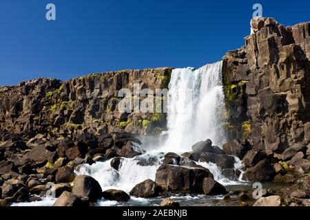 Die schöne oexarafoss im Thingvellir mit blauem Himmel. Stockfoto