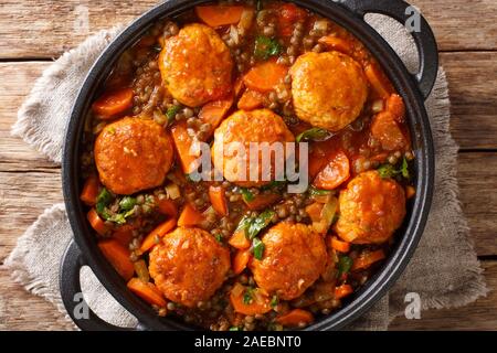 Marokkanische Frikadellen serviert mit Linsen in Tomatensoße close-up in einer Pfanne auf dem Tisch. Horizontal oben Ansicht von oben Stockfoto