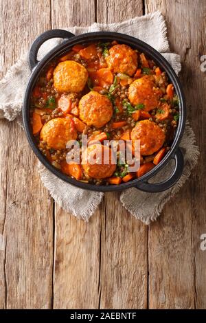 Lecker Frikadellen serviert mit Linsen und Gemüse close-up in einer Pfanne auf dem Tisch. Vertikal oben Ansicht von oben Stockfoto