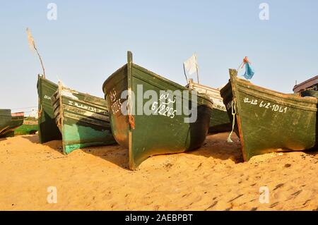 Traditionelle Fischerboote mit Longline Flags im Meer sand Strände in Oualidia Strand bei Sonnenuntergang, Casablanca-Settat (El Jadida, Marokko) Stockfoto