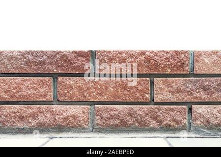 Gerade Linien der neuen frischen Mauerwerk Wand- und cincrete Stiftung auf weißem Hintergrund. Modernes Mauerwerk bröckeln. Produkt anzeigen für Stockfoto