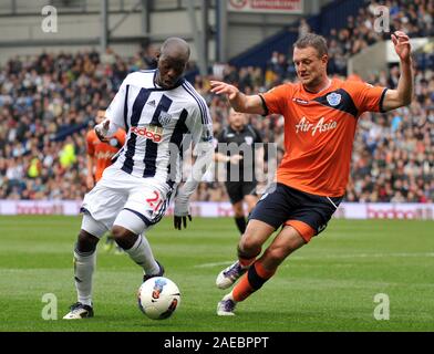 14. April 2012. Fußball - Premiership Fußball - West Bromwich Albion Vs Queens Park Rangers. Youssouf Mulumbu von West Bromwich Albion ist von Shaun Derry von Queens Park Rangers verfolgt. Fotograf: Paul Roberts/OneUpTop/Alamy. Stockfoto