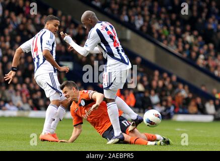 14. April 2012. Fußball - Premiership Fußball - West Bromwich Albion Vs Queens Park Rangers. Joey Barton von Queens Park Rangers geht zu Boden unter der Herausforderung der Jerome Thomas von West Bromwich Albion (L) und Youssouf Mulumbu (R). Fotograf: Paul Roberts/OneUpTop/Alamy. Stockfoto