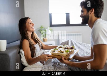 Paar Frühstück im Bett. Liebespaar. Die familiären Beziehungen. Stockfoto