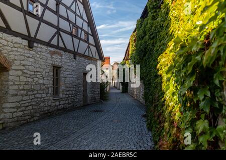 Herbst Landschaft mit bunten Bäumen und kleinen Straßen entlang der Stadtmauer in Berching, Bayern an einem sonnigen Tag Stockfoto