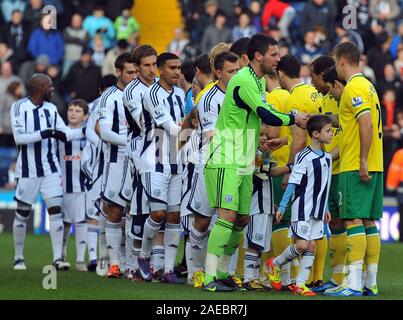 28. Januar 2012. Fußball - FA Cup Fußball - West Bromwich Albion Vs Norwich City. West Bromwich Albion und Norwich City Spieler exchange Händedruck. Fotograf: Paul Roberts/OneUpTop/Alamy. Stockfoto