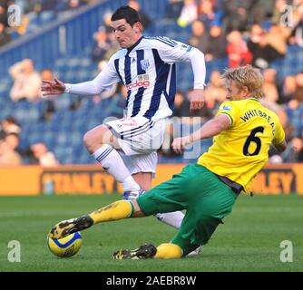 28. Januar 2012. Fußball - FA Cup Fußball - West Bromwich Albion Vs Norwich City. Graham Dorrans von West Bromwich Albion entweicht eine Herausforderung von Zak Whitbread von Norwich City. Fotograf: Paul Roberts/OneUpTop/Alamy. Stockfoto