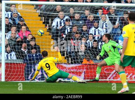 28. Januar 2012. Fußball - FA Cup Fußball - West Bromwich Albion Vs Norwich City. Grant Holt von Norwich City Kerben für Norwich City (0-1). Fotograf: Paul Roberts/OneUpTop/Alamy. Stockfoto