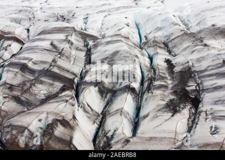 Detailansicht einer isländischen Gletscher mit Spalten. Stockfoto