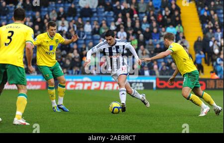 28. Januar 2012. Fußball - FA Cup Fußball - West Bromwich Albion Vs Norwich City. Graham Dorrans von West Bromwich Albion lenkt die Aufmerksamkeit von drei Norwich City Spieler. Fotograf: Paul Roberts/OneUpTop/Alamy. Stockfoto