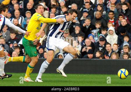 28. Januar 2012. Fußball - FA Cup Fußball - West Bromwich Albion Vs Norwich City. Grant Holt von Norwich City und Gareth McAuley von West Bromwich Albion Kampf um den Ball. Fotograf: Paul Roberts/OneUpTop/Alamy. Stockfoto