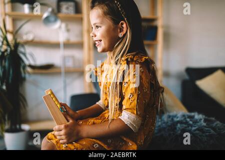 Wenig intelligentes Mädchen spielen mit Abacus zu Hause Stockfoto