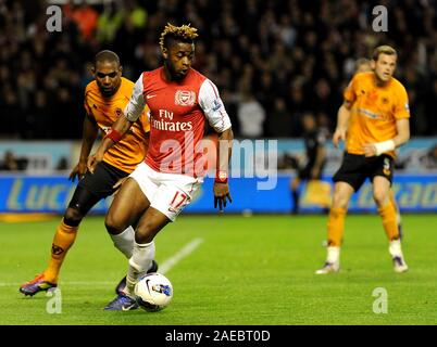 11. April 2012. Fußball - Premiership Fußball - Wolverhampton Wanderers gegen Arsenal. Von Arsenal Alex Song ist von Karl Heinrich von Wolverhampton Wanderers verfolgt. Fotograf: Paul Roberts/Oneuptop/Alamy. Stockfoto